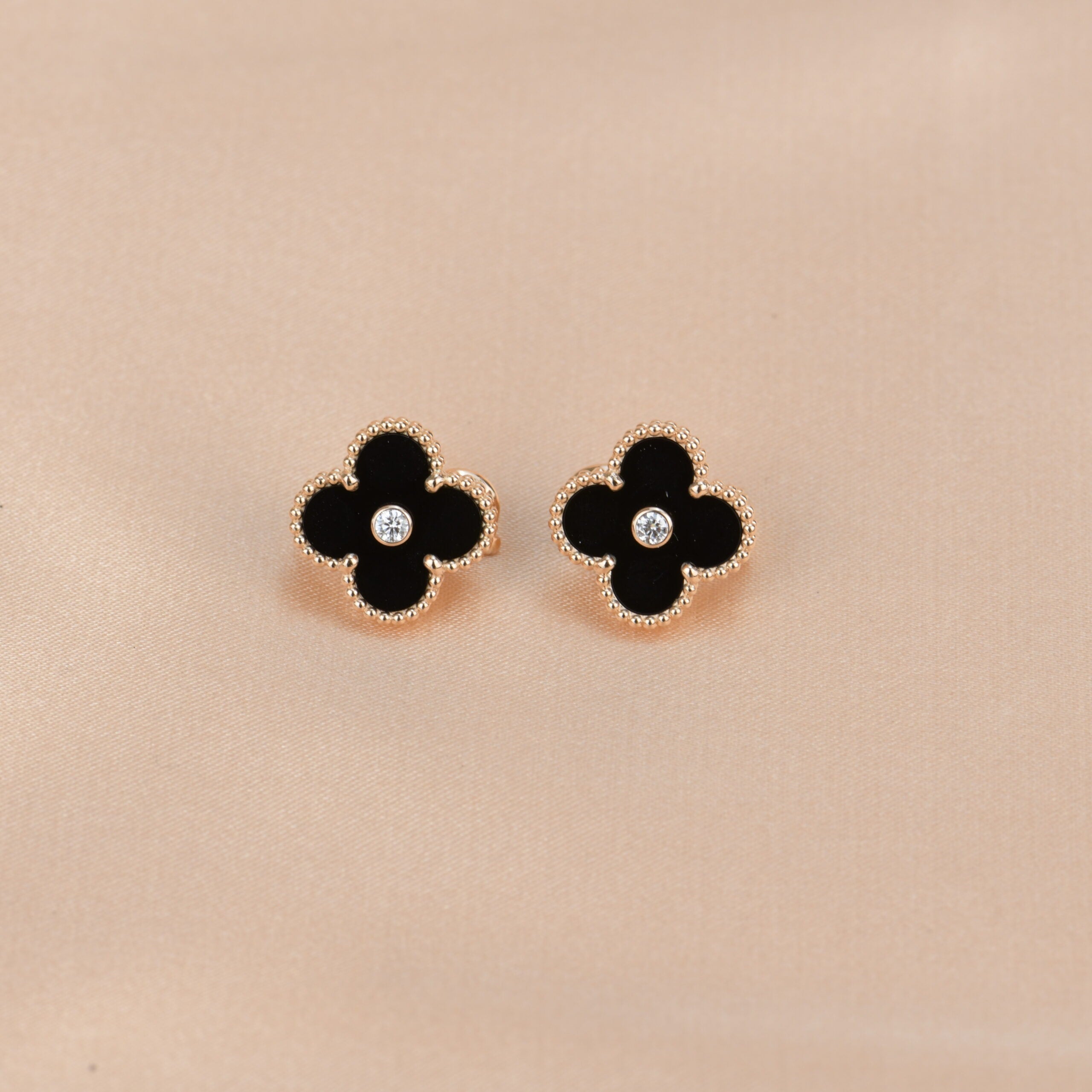 GlowCLOVER MEDIUM 1 MOTIFS ONYX DIAMOND EARRINGS