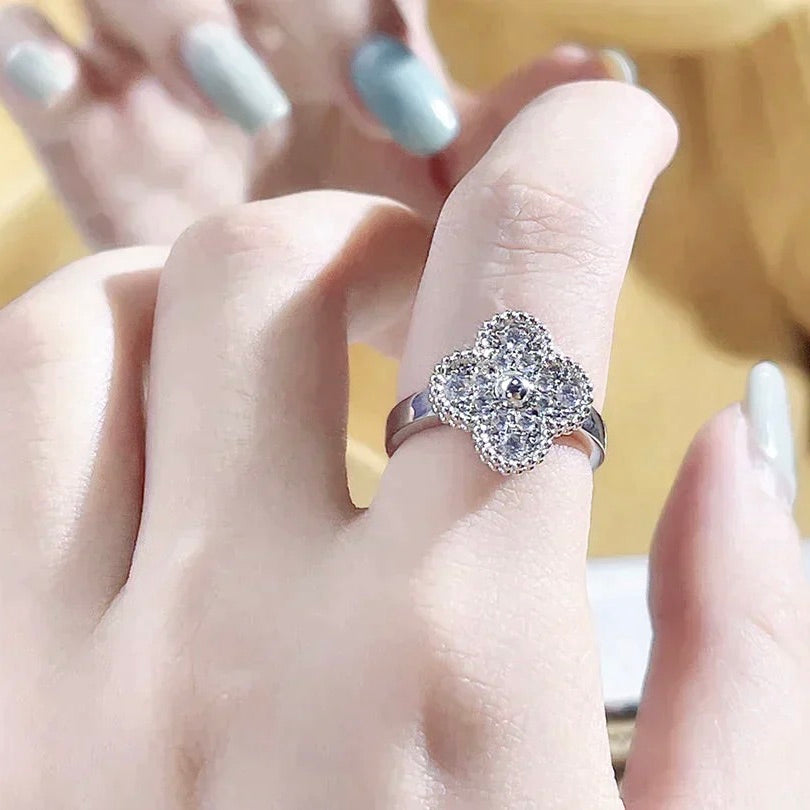 GlowCLOVER DIAMOND RING