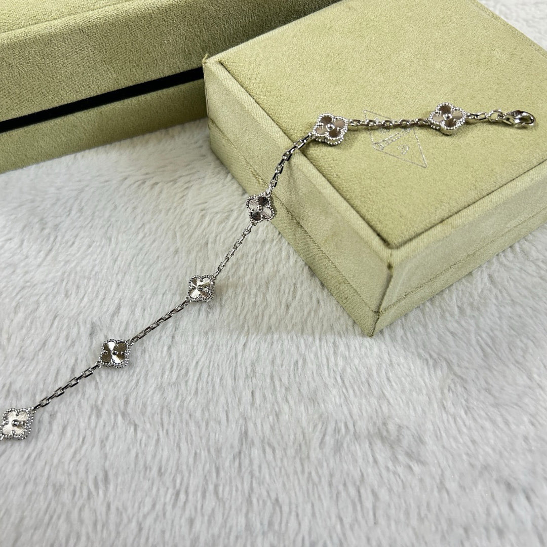 [Glow]CLOVER 6 MOTIF DIAMOND BRACELET