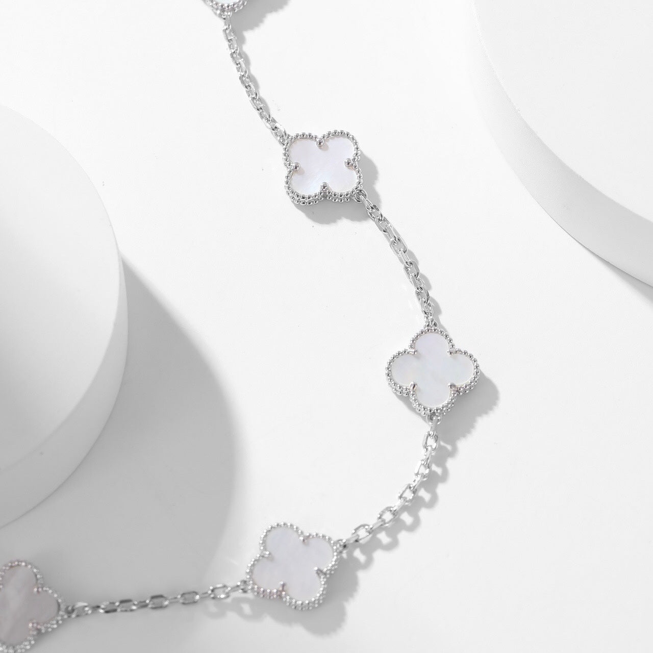 GlowCLOVER 10 MOTIFS WHITE MOTHER OF PEARL NECKLACE