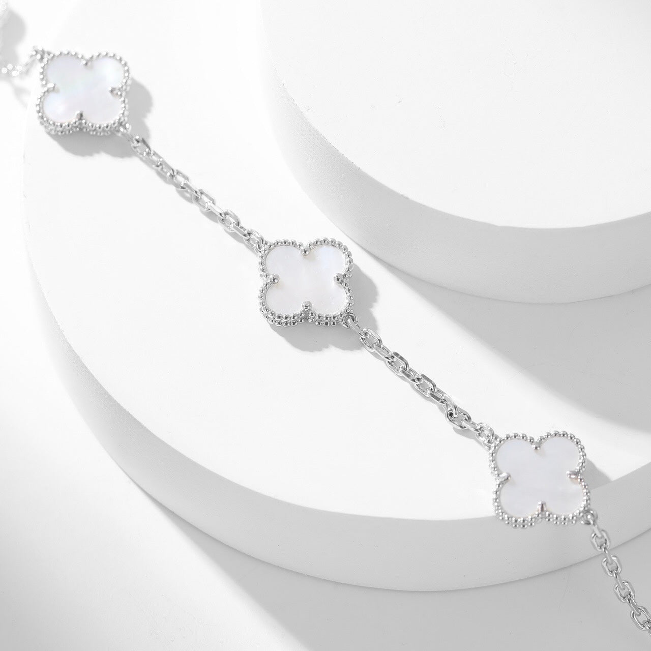 GlowCLOVER 10 MOTIFS WHITE MOTHER OF PEARL NECKLACE