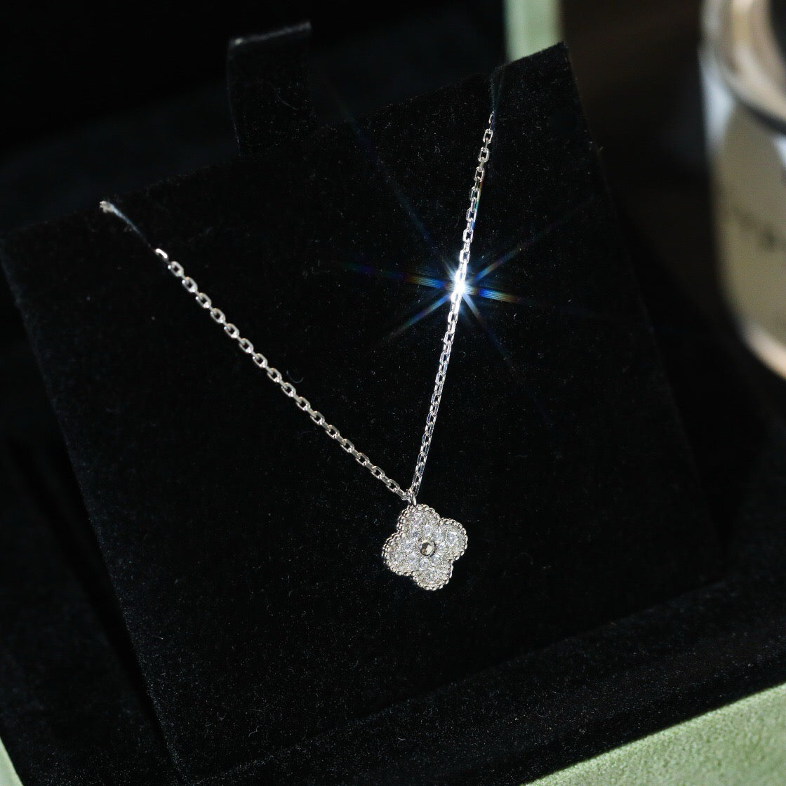 GlowCLOVER MINI 9.5MM PENDANT DIAMOND NECKLACE