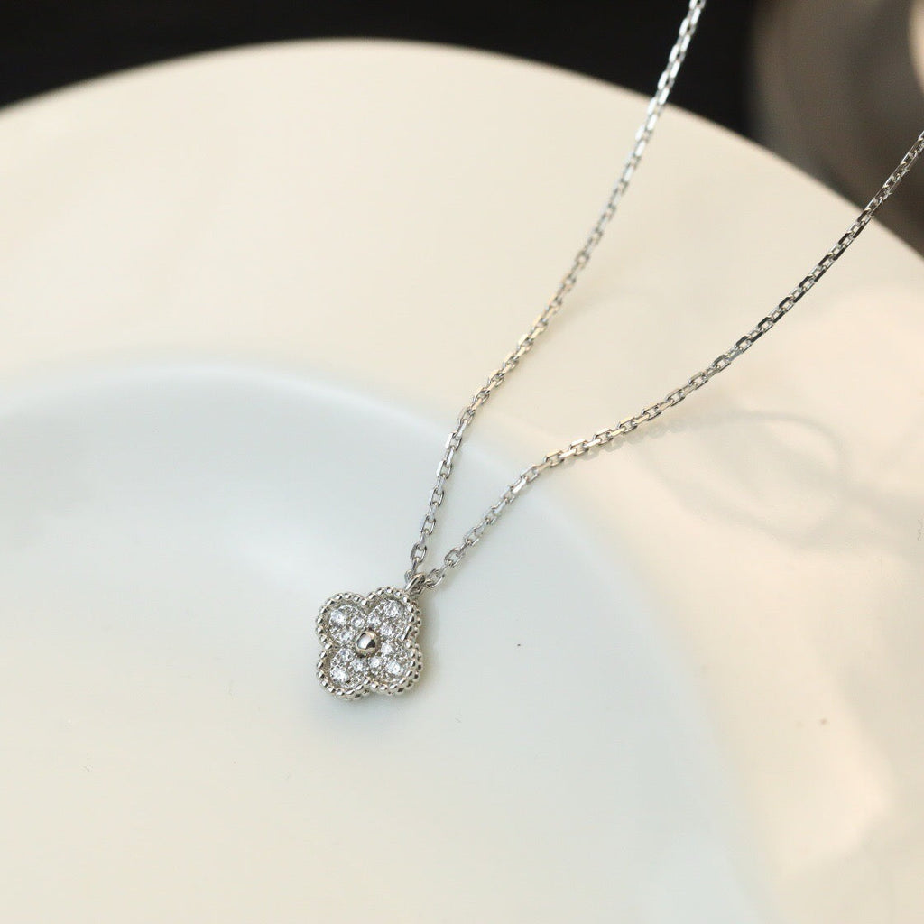 GlowCLOVER MINI 9.5MM PENDANT DIAMOND NECKLACE