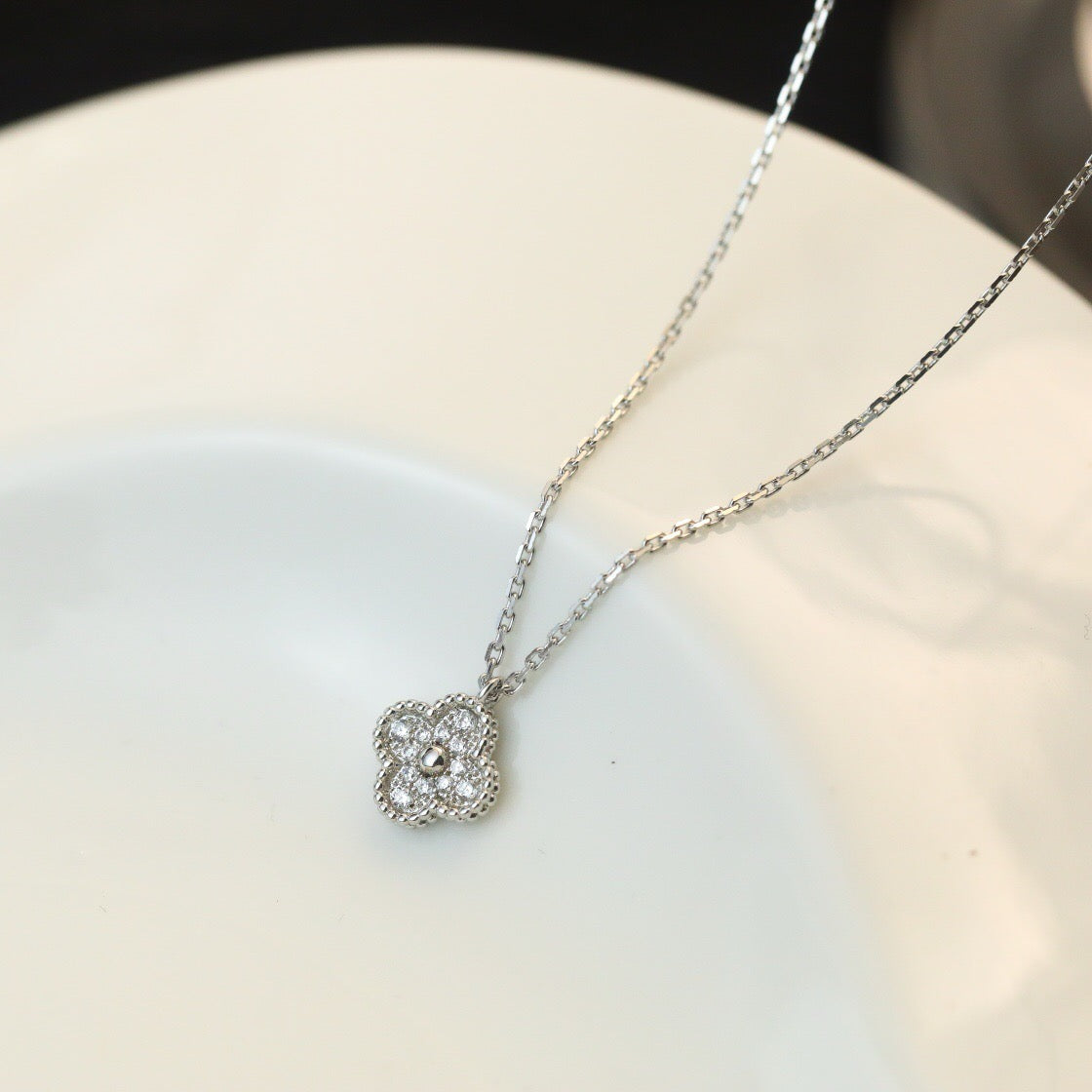 GlowCLOVER MINI 9.5MM PENDANT DIAMOND NECKLACE