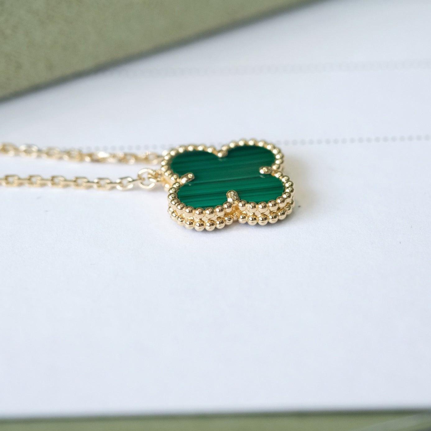 GlowCLOVER 15MM MALACHITE SINGLE FLOWER  NECKLACE