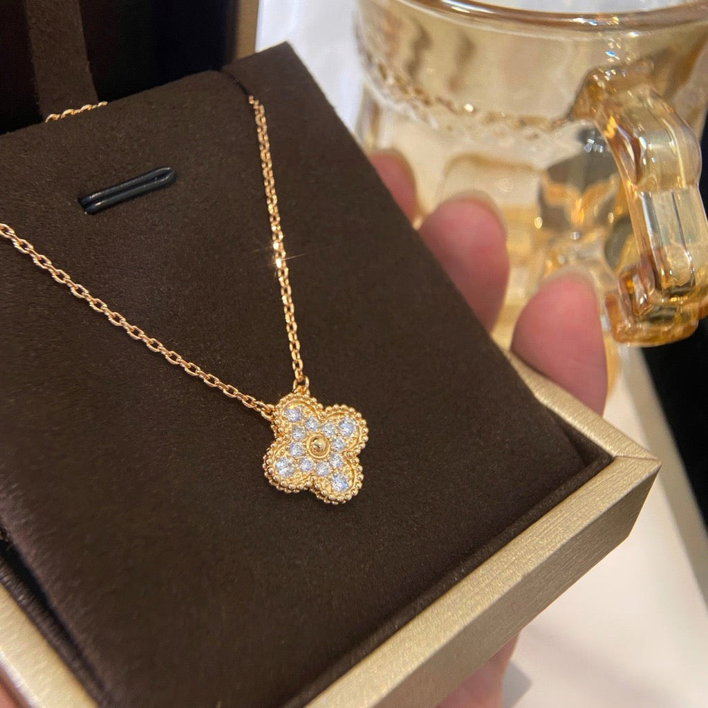 GlowCLOVER 15MM DIAMOND SINGLE FLOWER NECKLACE