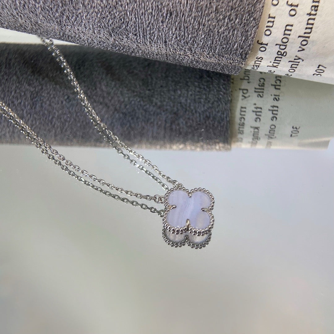 GlowCLOVER 15MM BLUE CHALCEDONY NECKLACE SILVER