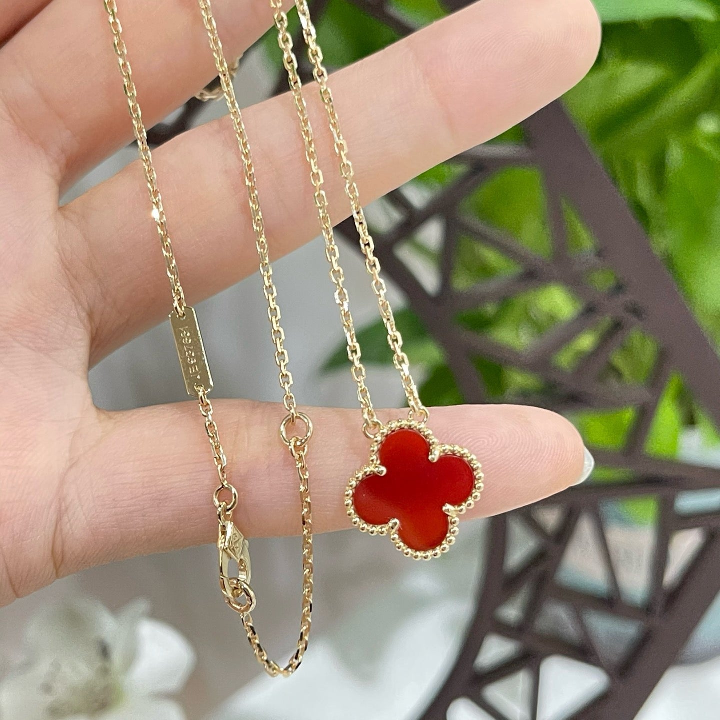 GlowCLOVER 15MM CARNELIAN SINGLE FLOWER NECKLACE
