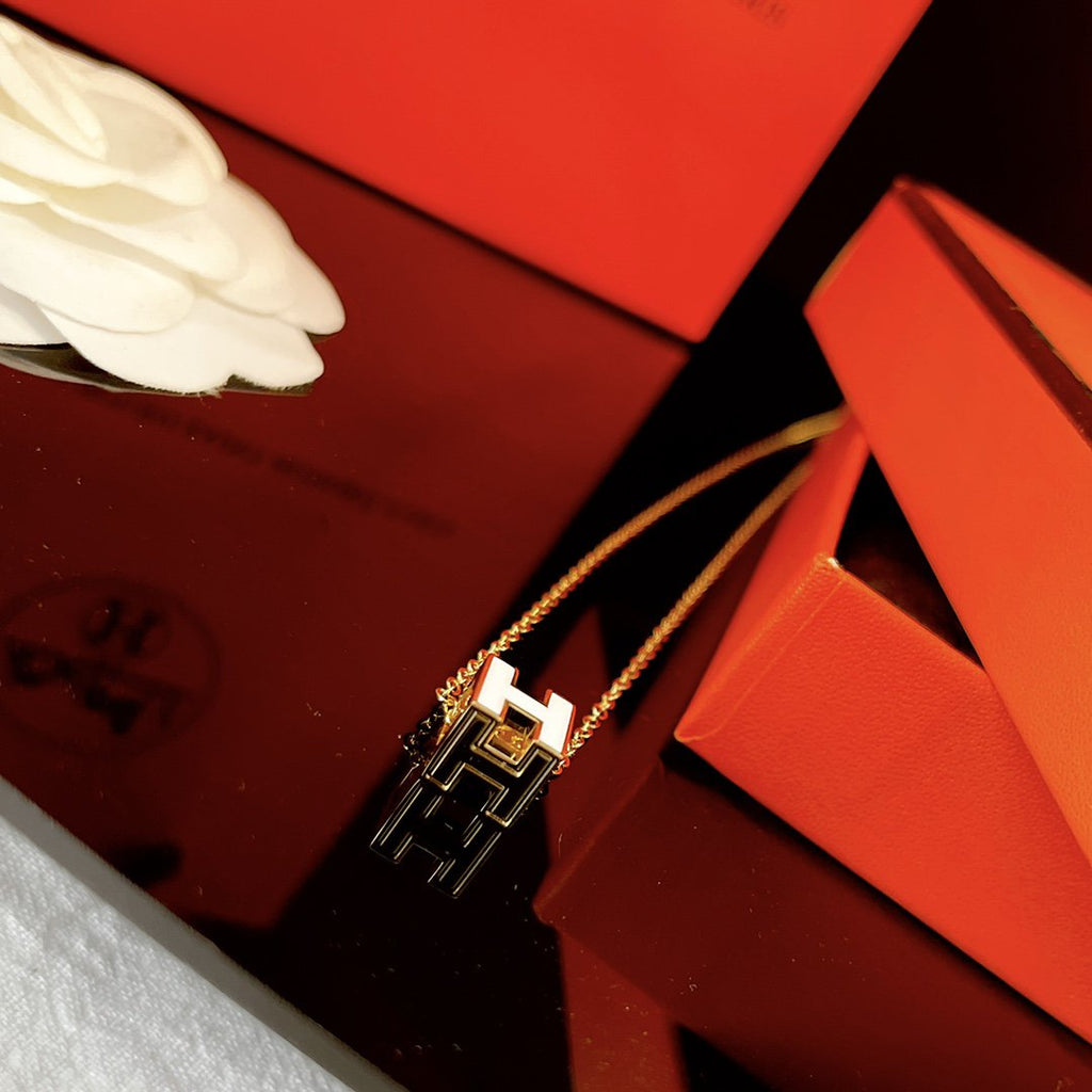 GlowH WHITE SQUARE GOLD NECKLACE