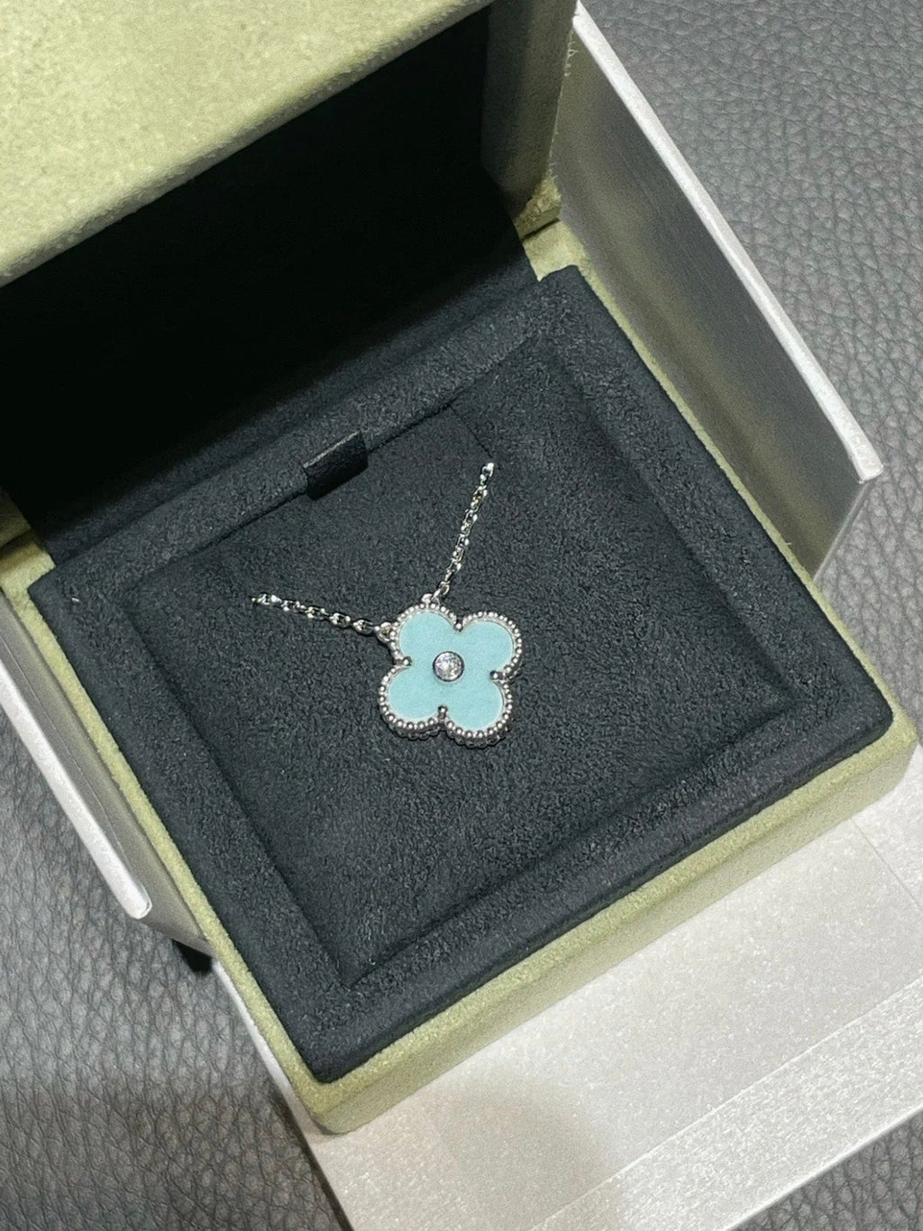 GlowCLOVER 1 DIAMOND LIGHT BLUE SILVER NECKLACE