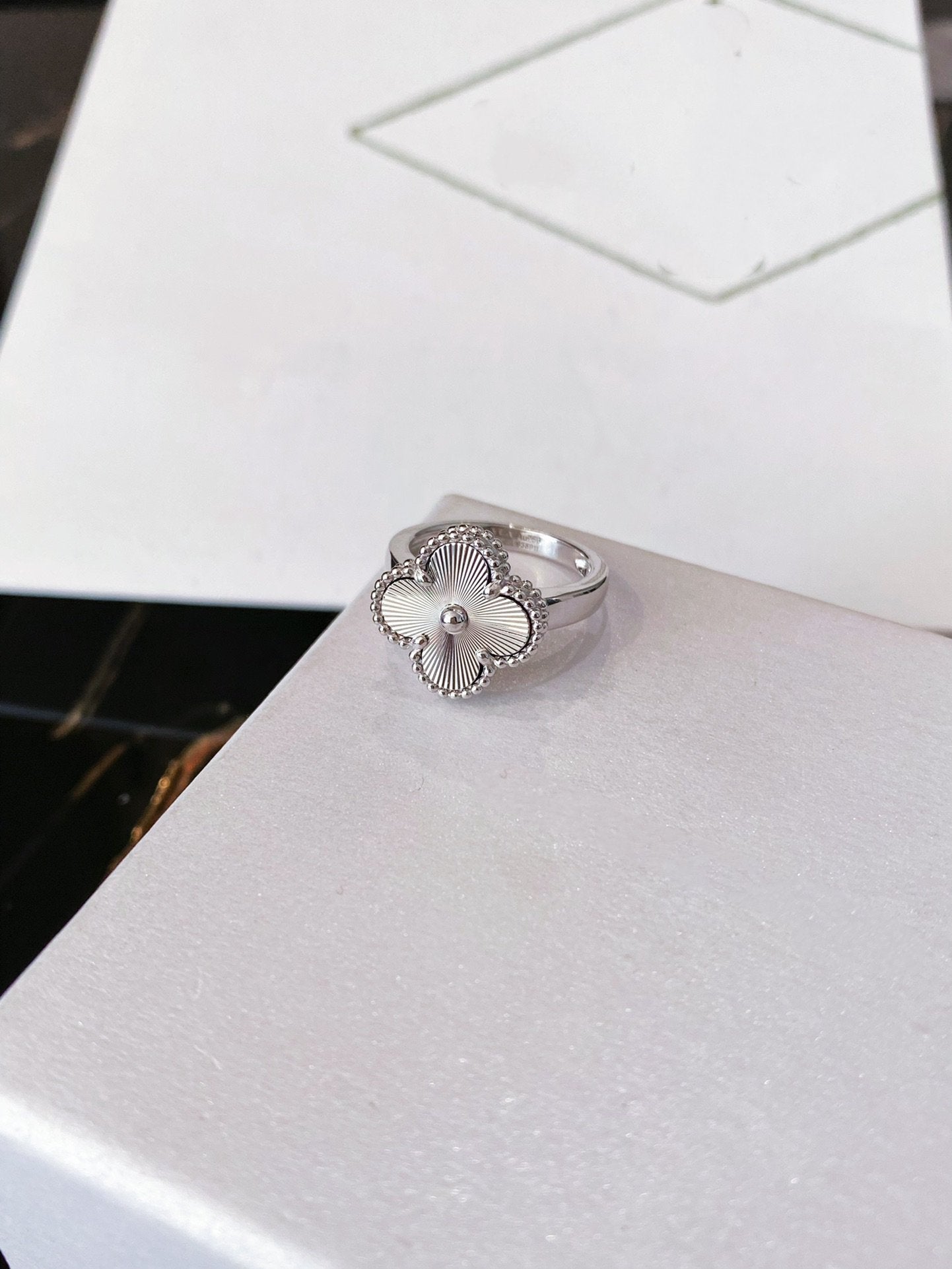 GlowCLOVER SILVER RING