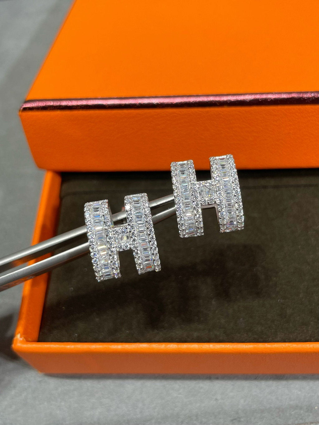 GlowH STUD EARRINGS WITH SILVER DIAMONDS
