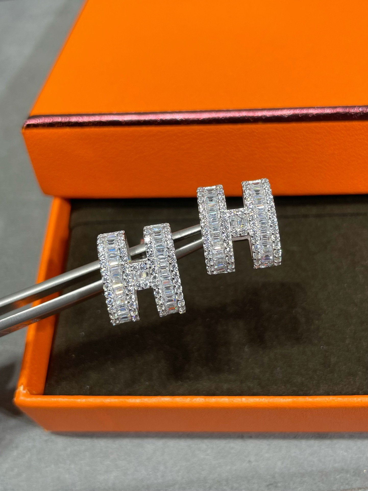 GlowH STUD EARRINGS WITH SILVER DIAMONDS