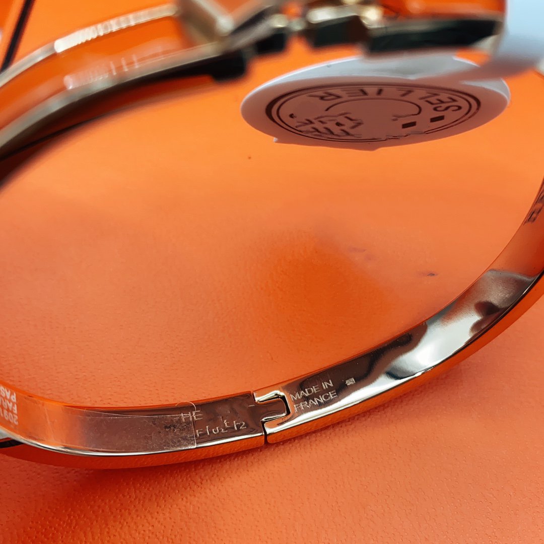 GlowCLASSIC HM CLIC RED 8MM ENAMEL BRACELET