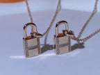 GlowHM ADVANCED NICHE LOCK HEAD NECKLACE DIAMONDS