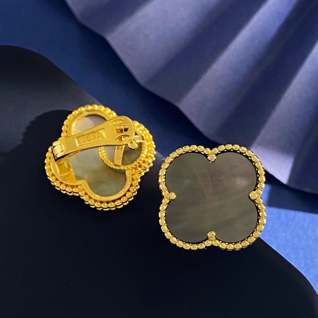 [Glow]CLOVER  20MM GRAY MOP EARRINGS