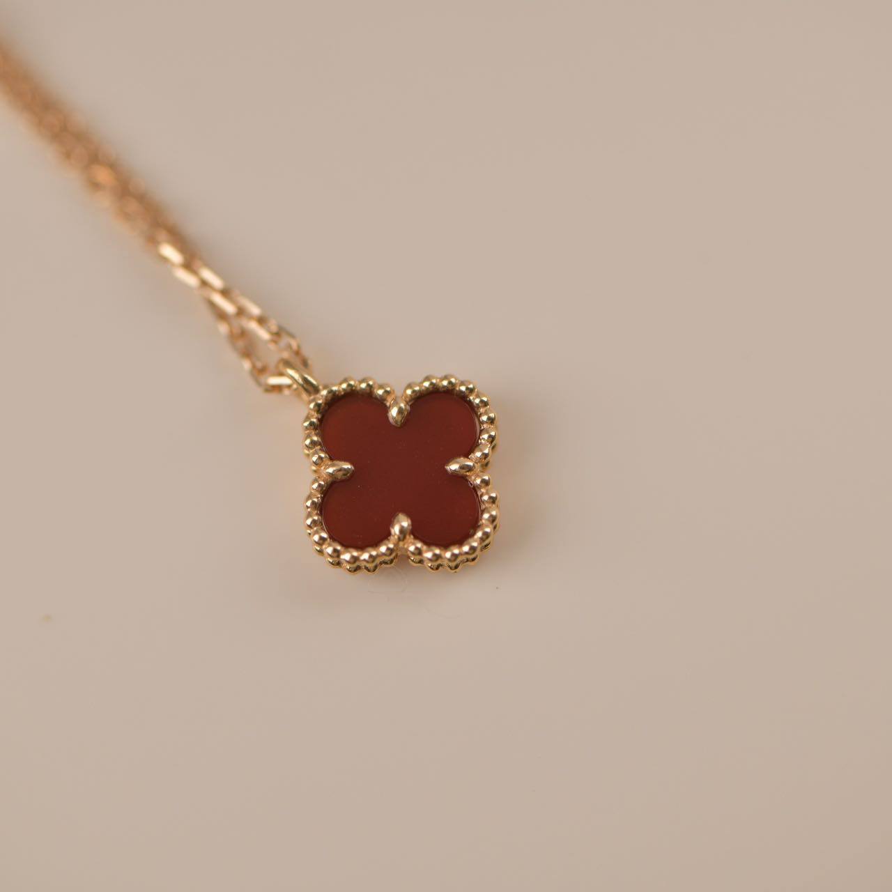 GlowCLOVER MINI 9.5MM WHITE CARNELIANS NECKLACE