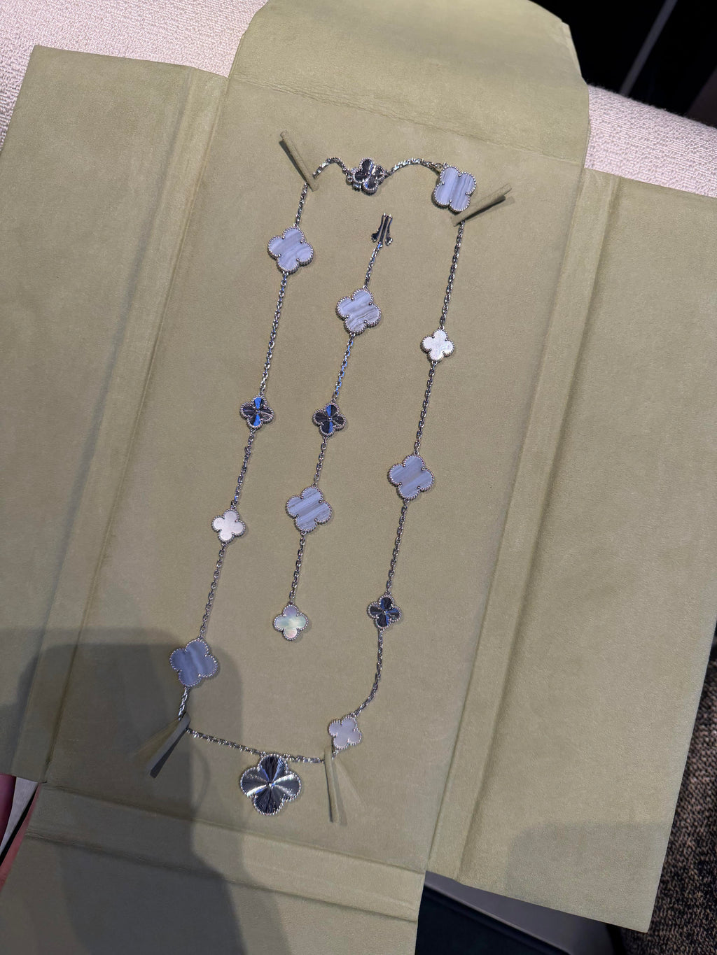 [Glow] 25 NEW CLOVER 15 MOTIFS PURPLE CHALCEDONY