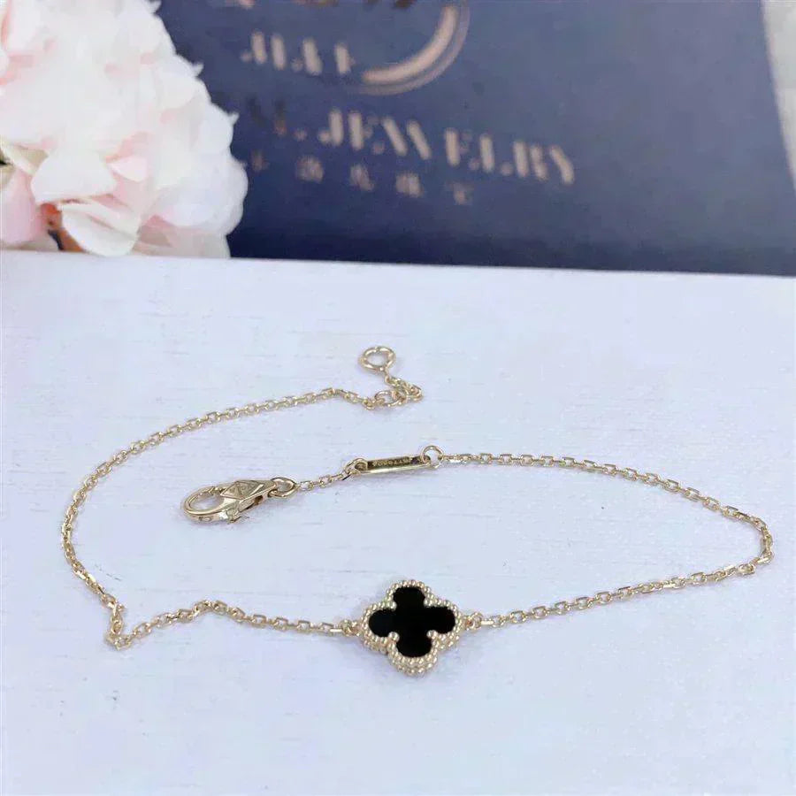 GlowCLOVER ONYX SINGLE FLOWER BRACELET
