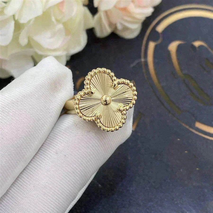 GlowCLOVER GOLD RING
