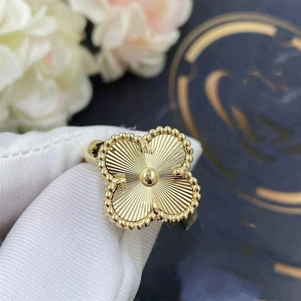 GlowCLOVER GOLD RING