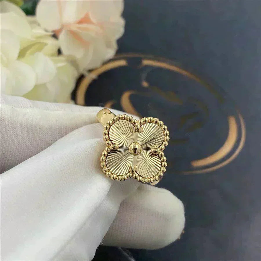 GlowCLOVER GOLD RING