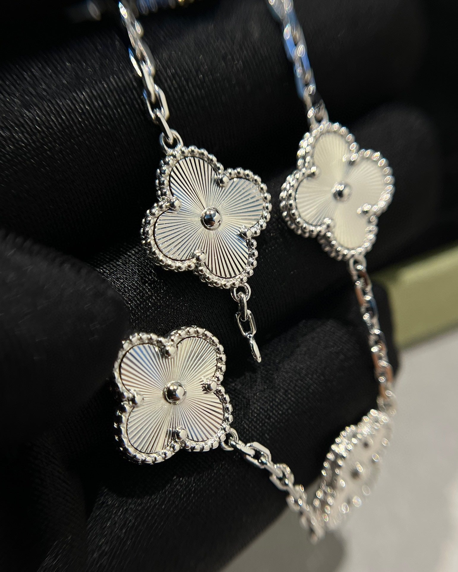 GlowCLOVER SILVER 5 MOTIFS BRACELET