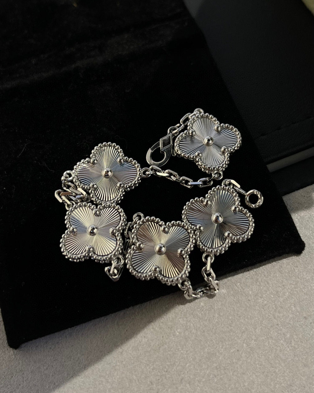 GlowCLOVER SILVER 5 MOTIFS BRACELET